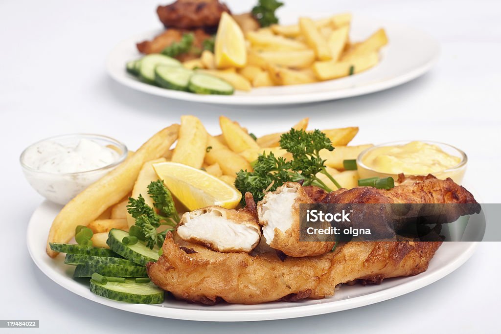 Dwie porcje fish and chips - Zbiór zdjęć royalty-free (Dwa przedmioty)