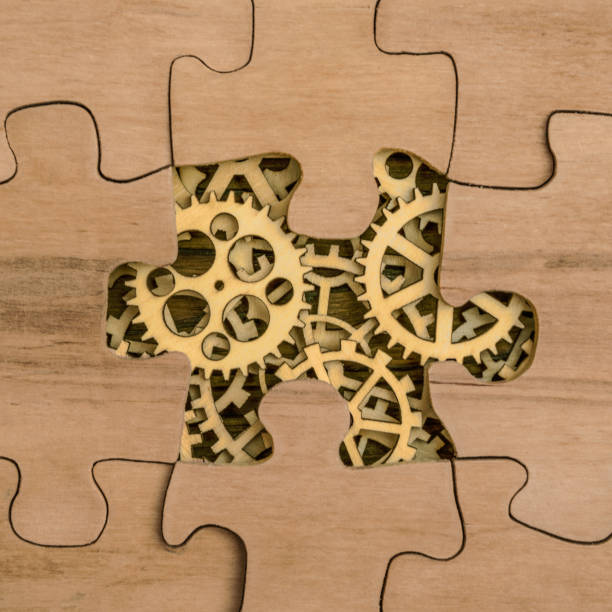 天然木で作られたパズルの詳細の下のギア。コンセプトビジネスのアイデア。チームワーク、協力、戦略、革新的なソリューション - jigsaw piece puzzle jigsaw puzzle metal ストックフォトと画像