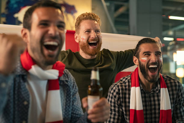 supporters regardant le match de football à la tv - fan hooligan screaming shouting photos et images de collection