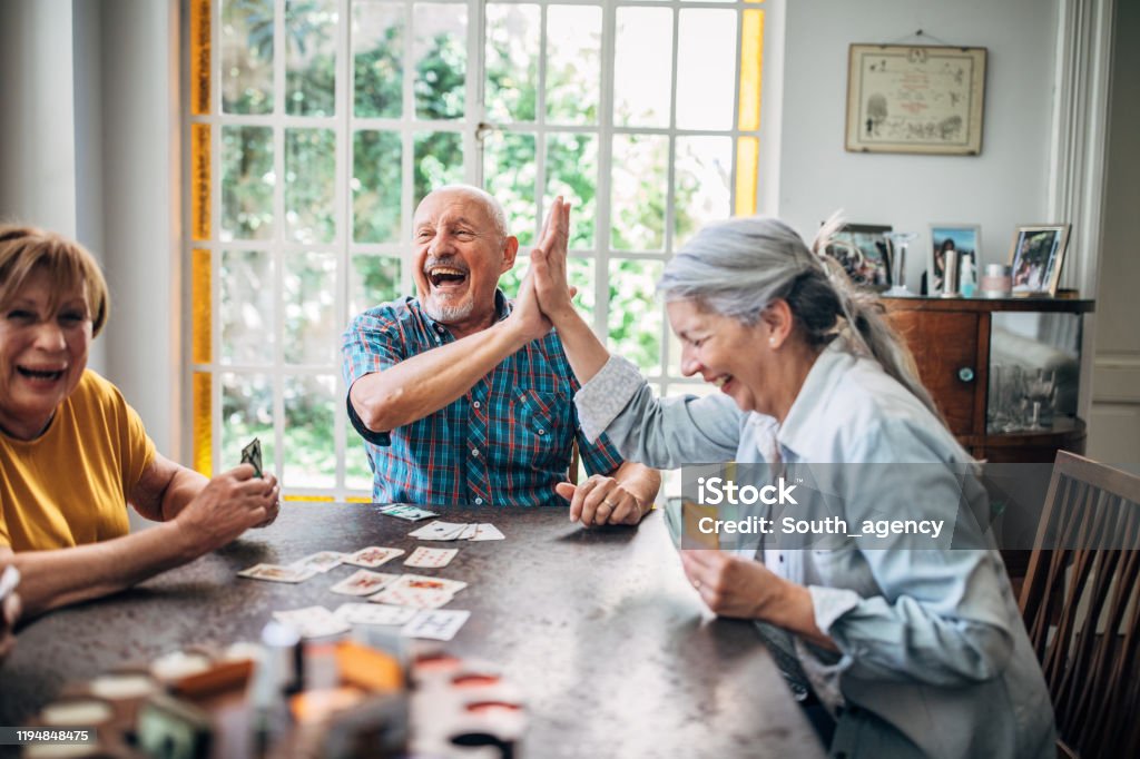 Senioren spielen Karten im Pflegeheim - Lizenzfrei Alter Erwachsener Stock-Foto