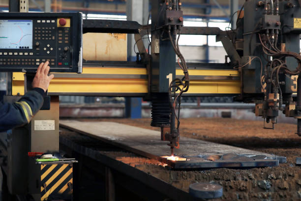El Operador Está Trabajando Con La Máquina De Corte Por Plasma Cnc En La Planta Industrial Un Sistema De Plasma Cnc Es Una Máquina Que Lleva Una Antorcha De Plasma Y Puede El Operador Está Trabajando Con La Máquina De Corte Por Plasma Cnc En La Planta Industrial Un Sistema De Plasma Cnc Es Una Máquina Que Lleva Una Antorcha De Plasma Y Puede