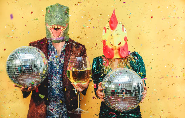 çılgın genç çift t-rex ve tavuk maskesi giyen yeni yıl partisi için eğlenmek - moda insanlar fest olay celbrating - saçma, tatil ve komik trend kavramı - yüzler odaklanın - tavuk kostümü stok fotoğraflar ve resimler