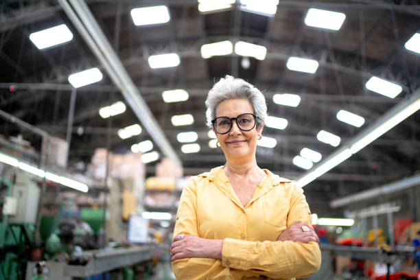 portrait d'une femme d'affaires de pdg dans l'industrie - performance efficiency business determination photos et images de collection