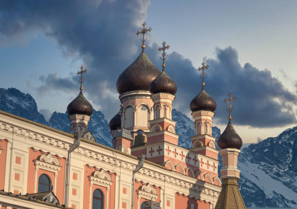 igreja nas montanhas. - siberia russia russian orthodox orthodox church - fotografias e filmes do acervo