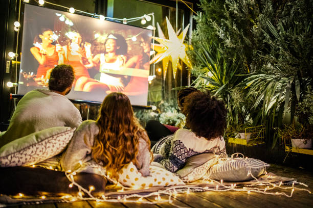 noche de cine en el patio trasero - equipo de proyección fotografías e imágenes de stock