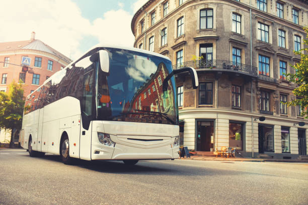 観光バスは観光客を運ぶ - driving business travel car bus ストックフォトと画像