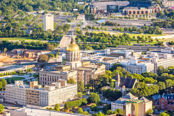 georgia state capitol building ad atlanta - gold dome foto e immagini stock