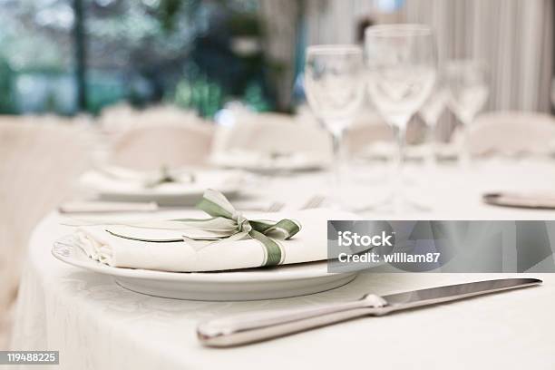 Elegante Decoração De Mesa Em Um Restaurante - Fotografias de stock e mais imagens de Almoço - Almoço, Alta Sociedade, Arranjar