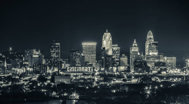 cincinnati city skyline - cincinnati fotografías e imágenes de stock