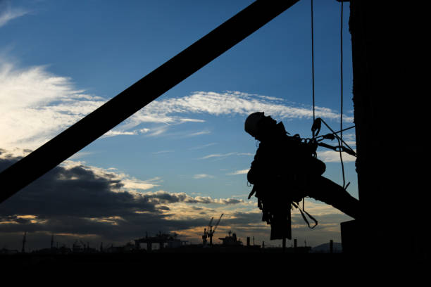 rappeling down the steel tower - rápel fotografías e imágenes de stock