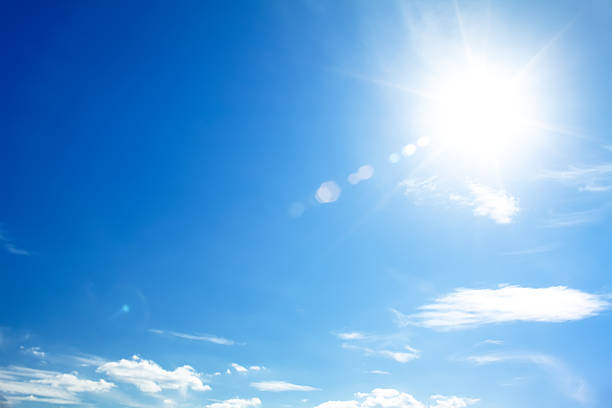 brillante cielo azul con el sol que provoca resplandor del objetivo - sky spring sunlight clear sky fotografías e imágenes de stock