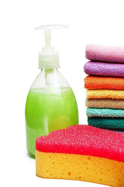 líquidos coloridos toalhas, sabão e banho de esponja - liquid soap blue plastic textile imagens e fotografias de stock