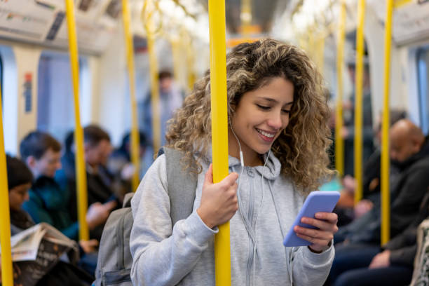 femme textant sur son téléphone tout en prenant le métro - london england audio photos et images de collection