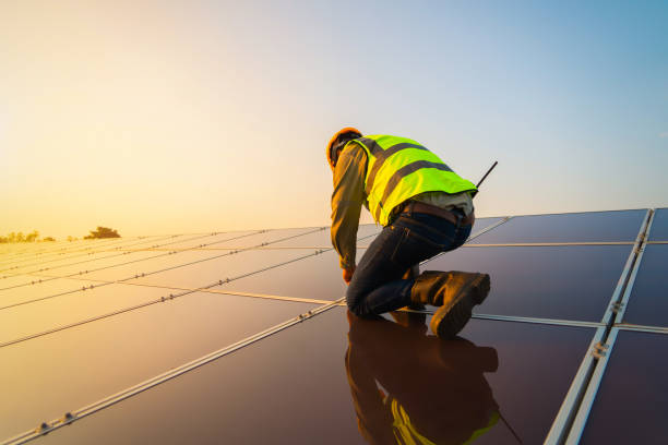 retrato de ingeniero hombre o trabajador, personas, con paneles solares o celdas solares en el techo en la granja. central eléctrica con campo verde, fuente de energía renovable en tailandia. tecnología ecológica para energía eléctrica. - energía solar fotografías e imágenes de stock