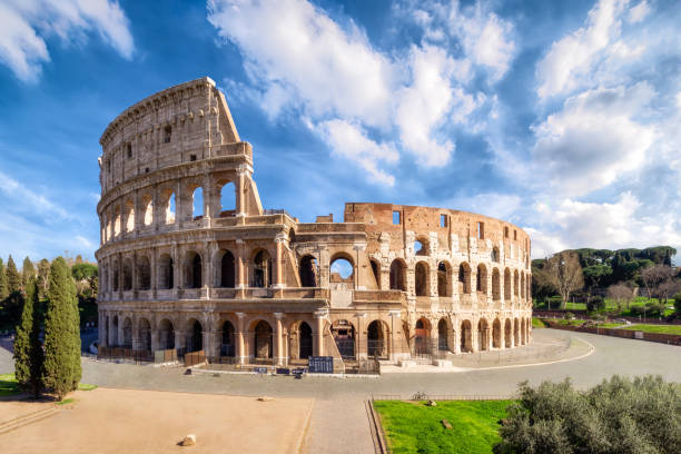 kolosseum in rom ohne menschen am morgen, italy - amphitheater stock-fotos und bilder