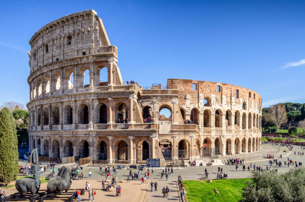 turisti davanti al colosseo romano, roma, italia - colosseo foto e immagini stock
