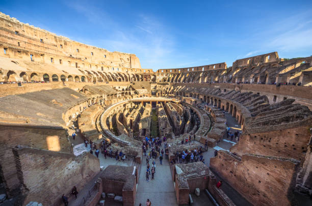 tourists inside the colosseum , rome - italy - ancient rome ancient past architecture imagens e fotografias de stock