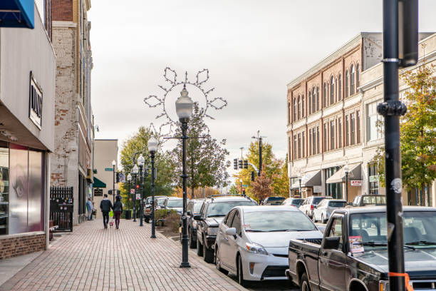 人々は魅力的なメインストリートをさまよう
風光明媚なスパルタンバーグ - street name sign small town america street street light ストックフォトと画像
