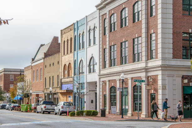人々は、スパルタンバーグのダウンタウン、メインストリートで歴史的な伝統的な建築を通り過ぎて歩きます。 - street name sign small town america street street light ストックフォトと画像