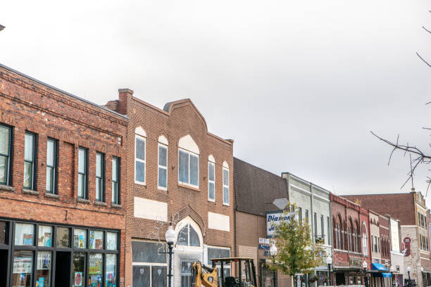 スパルタンバーグのメインストリートにある歴史的な伝統的な建築。 - street name sign small town america street street light ストックフォトと画像