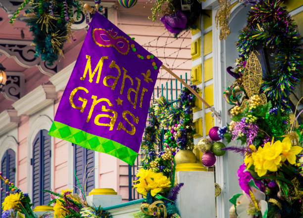 decoraciones de mardi gras en nueva orleans - mardi gras fotografías e imágenes de stock