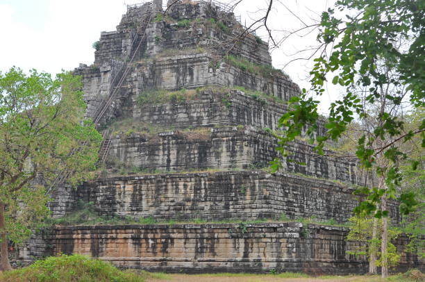 blick auf den koh ker komplex, kambodscha - cambodia traditional culture ancient angkor stock-fotos und bilder