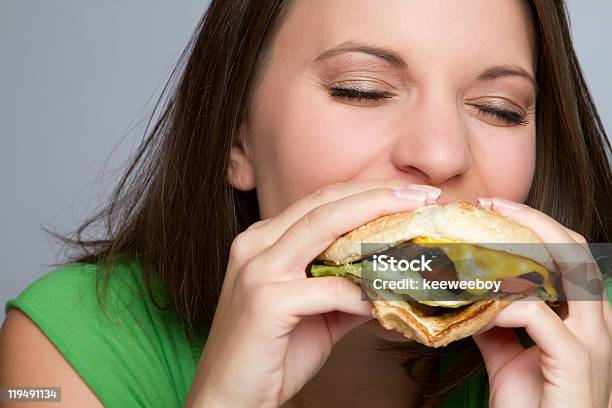 Hamburger Mujer Foto de stock y más banco de imágenes de Comer - Comer, Primer plano, Hamburguesa - Alimento