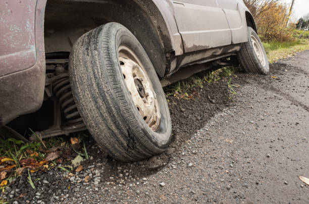 事故の車は田舎の道路の溝にある - ditch ストックフォトと画像