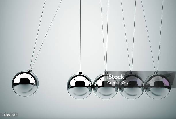 Newtons Cradle Stockfoto und mehr Bilder von Bewegung ohne Ende - Bewegung ohne Ende, Kugelstoßpendel, Ausrüstung und Geräte