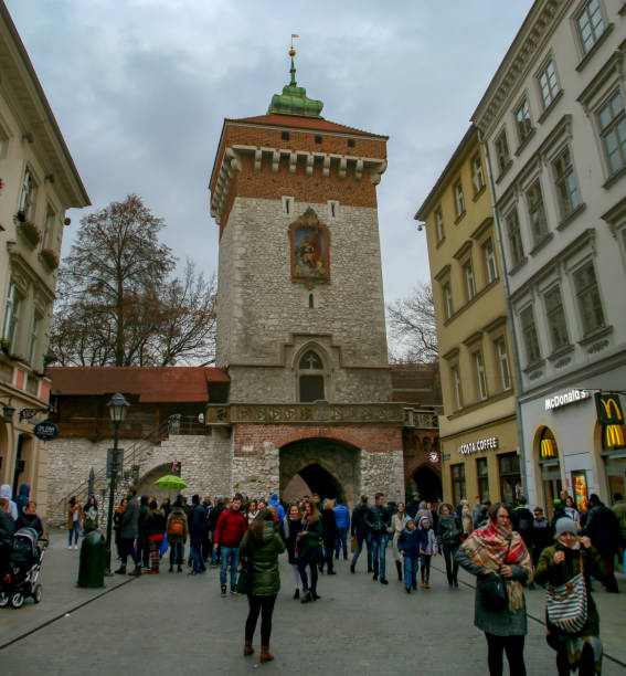 brama florianska (porta di san floriano) a cracovia, polonia.. - florianska street foto e immagini stock