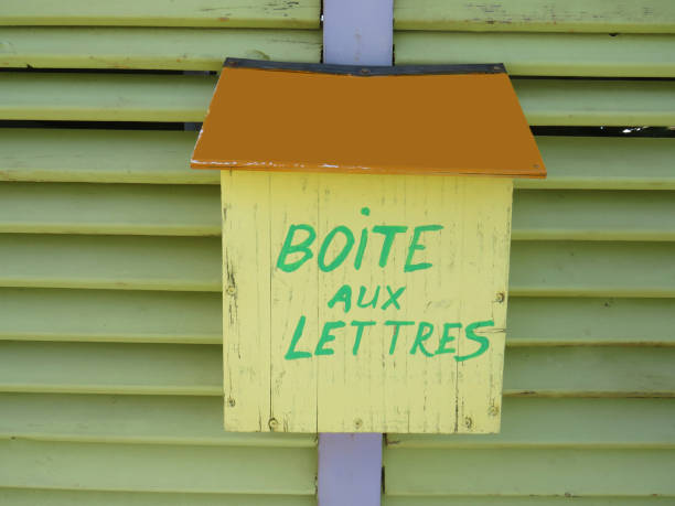 Rusted yellow mailbox with text \
