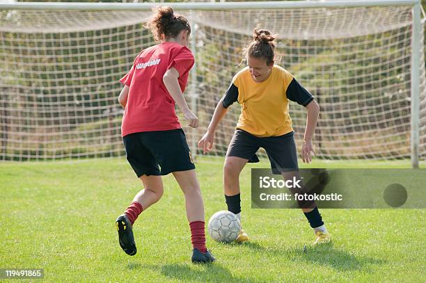 Photo libre de droit de Le Dribble banque d'images et plus d'images libres de droit de Ballon de football - Ballon de football, Football, Jeunes filles