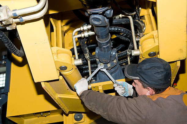 des travaux d'entretien du chargeur lourd - mechanic technician working human hand photos et images de collection