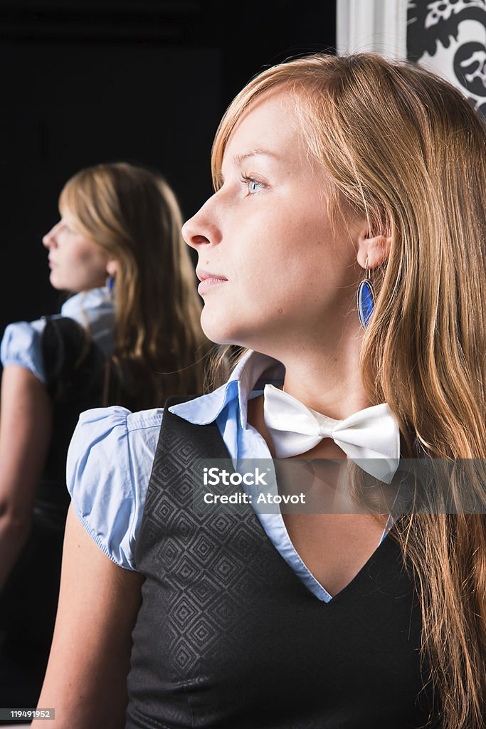 Mujer joven contra el telón de fondo de espejo - Foto de stock de Adulto libre de derechos