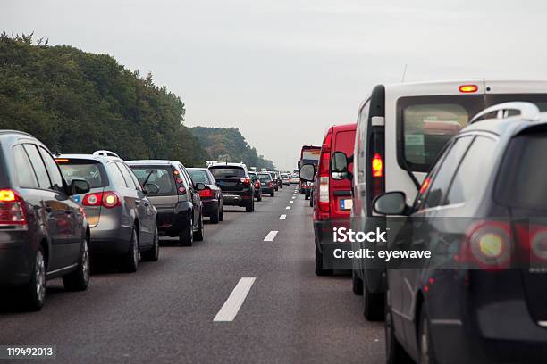 Foto de Trânsito À Noite e mais fotos de stock de Engarrafamento - Engarrafamento, Autobahn, Alemanha