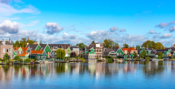 volendam village in the netherlands - zaandam imagens e fotografias de stock