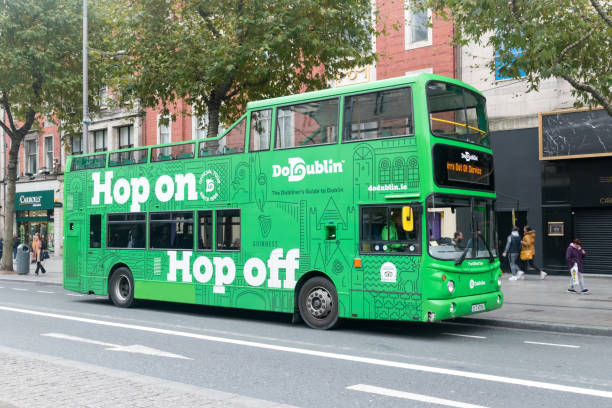 tour in autobus della città di dublino. hop-on hop-off di dublino. - republic of ireland dublin ireland bus city foto e immagini stock