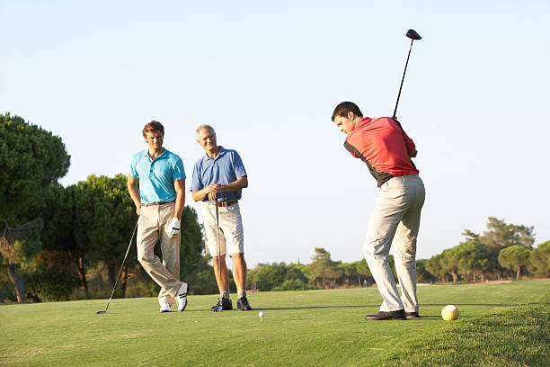 male golfeur balançoires du tee box - golf playing teeing off men photos et images de collection