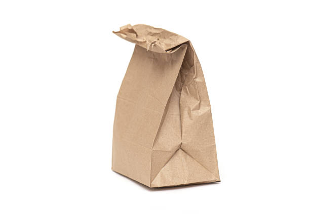 sac de papier froissé ou sac de déjeuner d'isolement sur le fond blanc - paper bag bag packed lunch paper photos et images de collection