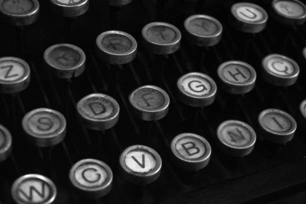 teclado velho da máquina de escrever - computer key old fashioned retro revival alphabet - fotografias e filmes do acervo