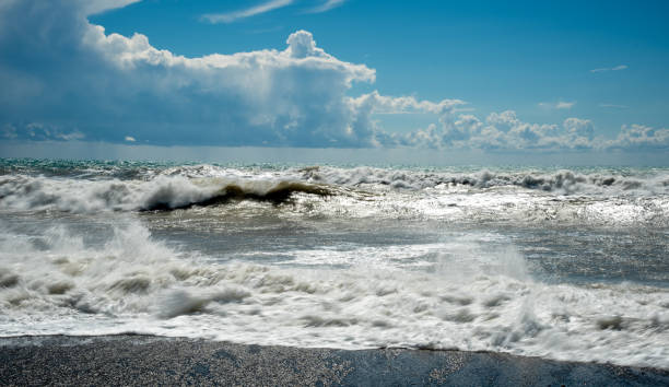 폭풍우 치는 하늘과 파도가 해안 전체 자갈을 치는 물결 치는 바다. - cyprus paphos storm sea 뉴스 사진 이미지