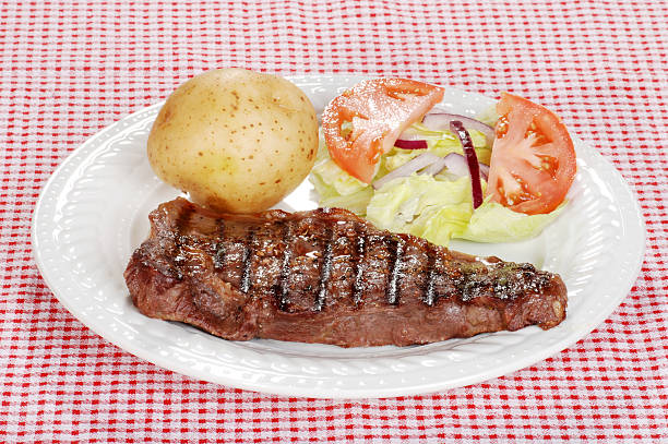 바비큐 스테이크, 샐러드 및 구은 감자 - sirloin steak baked potato beef gourmet 뉴스 사진 이미지