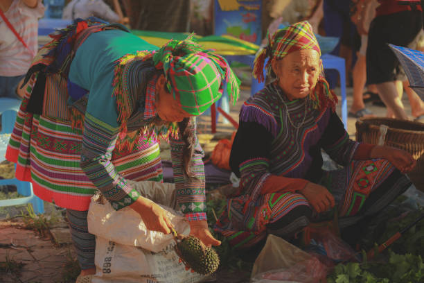 Bac Ha marke in Northern of Vietnam. Bad ha, Vietnam - July 7, 2019 : Soft focus on hmong woman selling vetgetable in Bac Ha market, Northern Vietnam. Bac Ha is hilltribe market where people come to trade for goods in traditional costumes bac ha market stock pictures, royalty-free photos & images