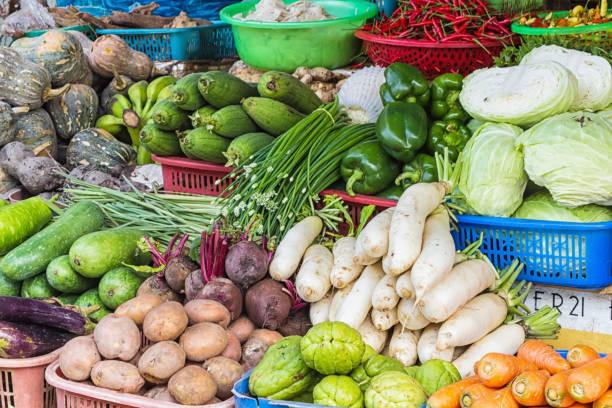 베트남 시장에서 다양한 신선한 과일과 야채 - lime market vietnam fruit 뉴스 사진 이미지