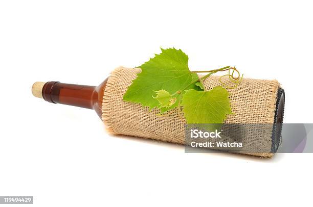 Garrafa De Vinho Em Sackcloth - Fotografias de stock e mais imagens de Aniagem de Cânhamo - Aniagem de Cânhamo, Bebida, Bebida Alcoólica