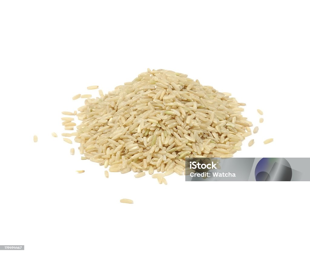 Pilha de arroz integral, isolado no fundo branco - Foto de stock de Alimentação Saudável royalty-free