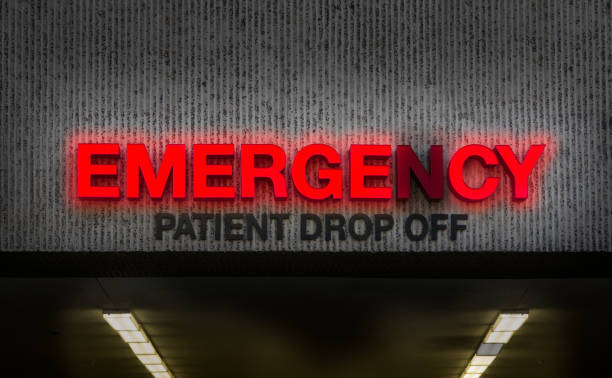 ランダウン病院 er ドロップオフサイン - emergency room accident hospital emergency sign ストックフォトと画像