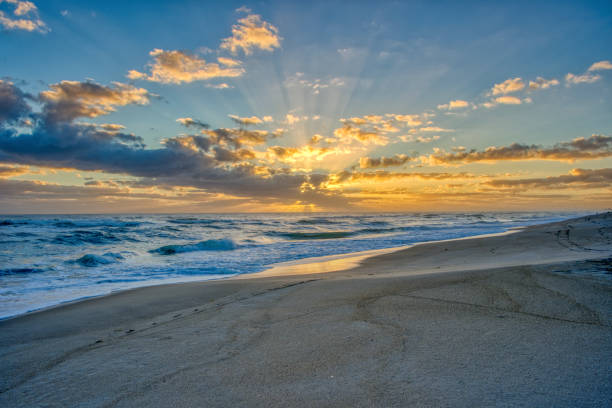 beau lever de soleil sur la plage au-dessus de l'océan atlantique sur merritt island national wildlife refuge floride - brevard county photos et images de collection