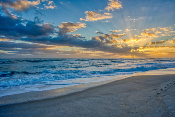 beau lever de soleil sur la plage au-dessus de l'océan atlantique sur merritt island national wildlife refuge floride - brevard county photos et images de collection