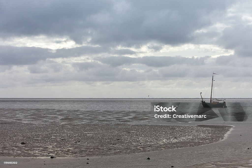 Vela navio na maré baixa - Foto de stock de Areia royalty-free
